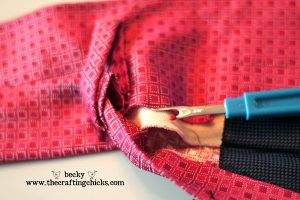 necktie-necklace-unpicking