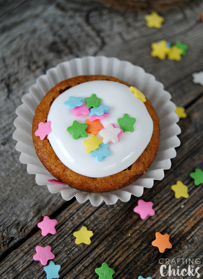 Super easy, super adorable 2 ingredient Fluffernutter Cookie Cups!