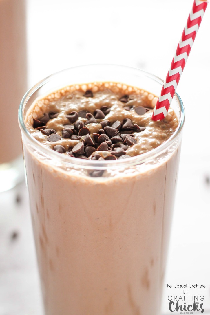 Chocolate Peanut Butter Smoothie is a delicious and healthier breakfast smoothie made with creamy peanut butter and cocoa powder.