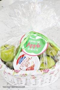 Apple Gift Idea and Free Printable Tag - The Crafting Chicks