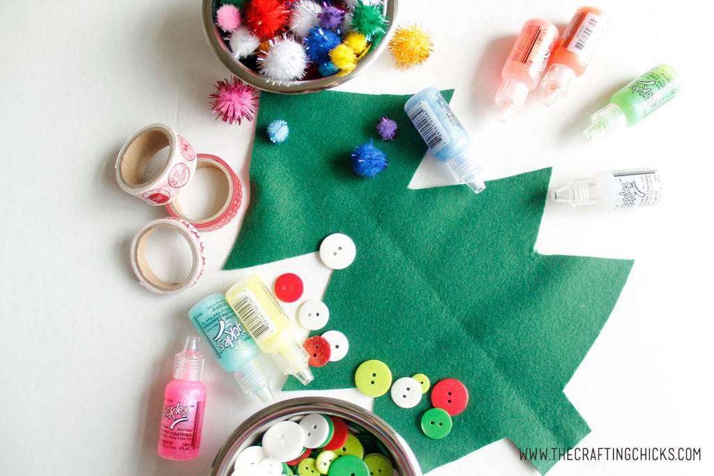 DIY Felt Christmas Tree Kids Craft - Need a festive way to keep the kids busy? Try this fun Felt Christmas tree. It's a fun and easy idea that will keep the kids active.