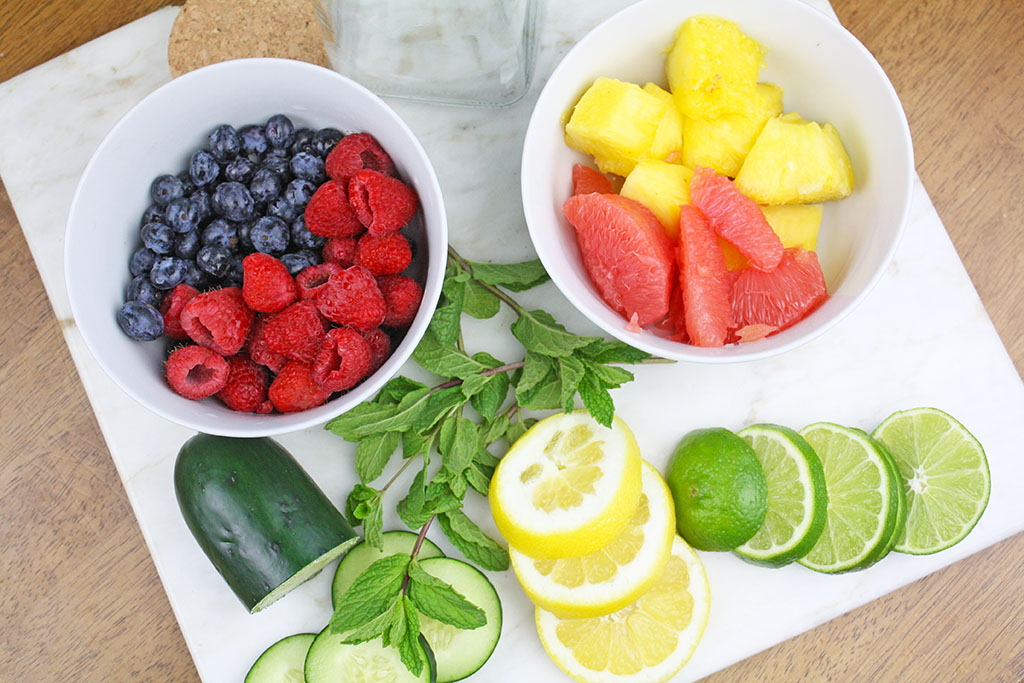 https://thecraftingchicks.com/wp-content/uploads/2018/03/fruit-infused-water-1.jpg