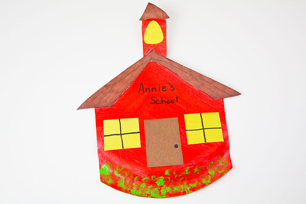 Back to School Preschool Craft | Learn about going to school with our back to school paper plate old school house craft! Perfect for prechool and kindergarten aged kids. #kids #craft #school #backtoschool #preschool #paper #plate #activity 
