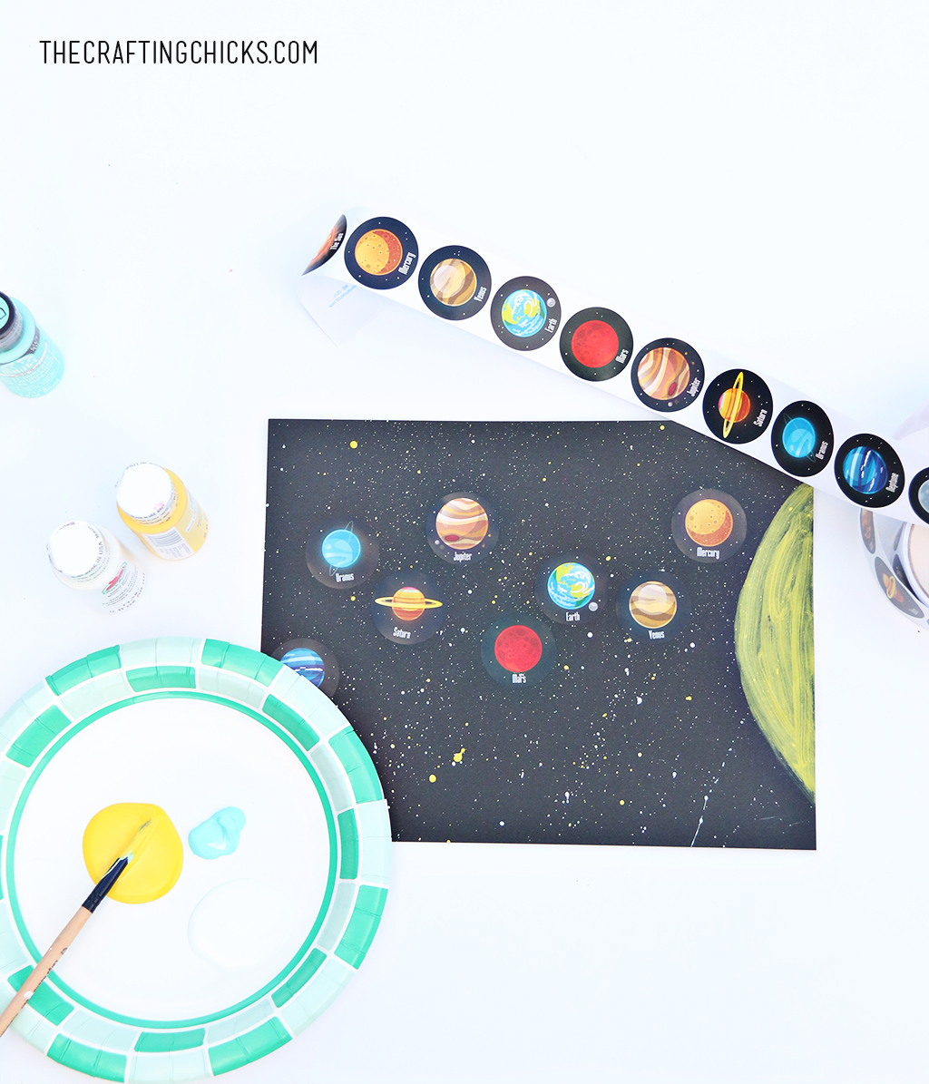 Easy Solar System Craft for Kids | This splatter paint solar system craft is easy and you will only need a few supplies to get started. #diy #kids #craft #solar #system #space #activity 